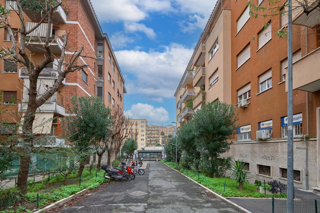 Interno 9 A San Pietro * Rom